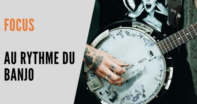 main sur un banjo