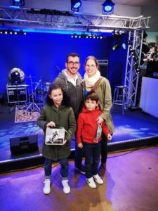 famille dans un magasin de musique