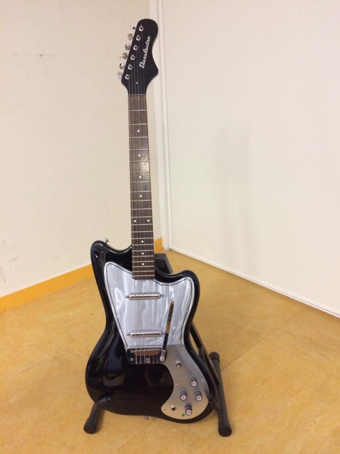 guitare électrique blanche et noire