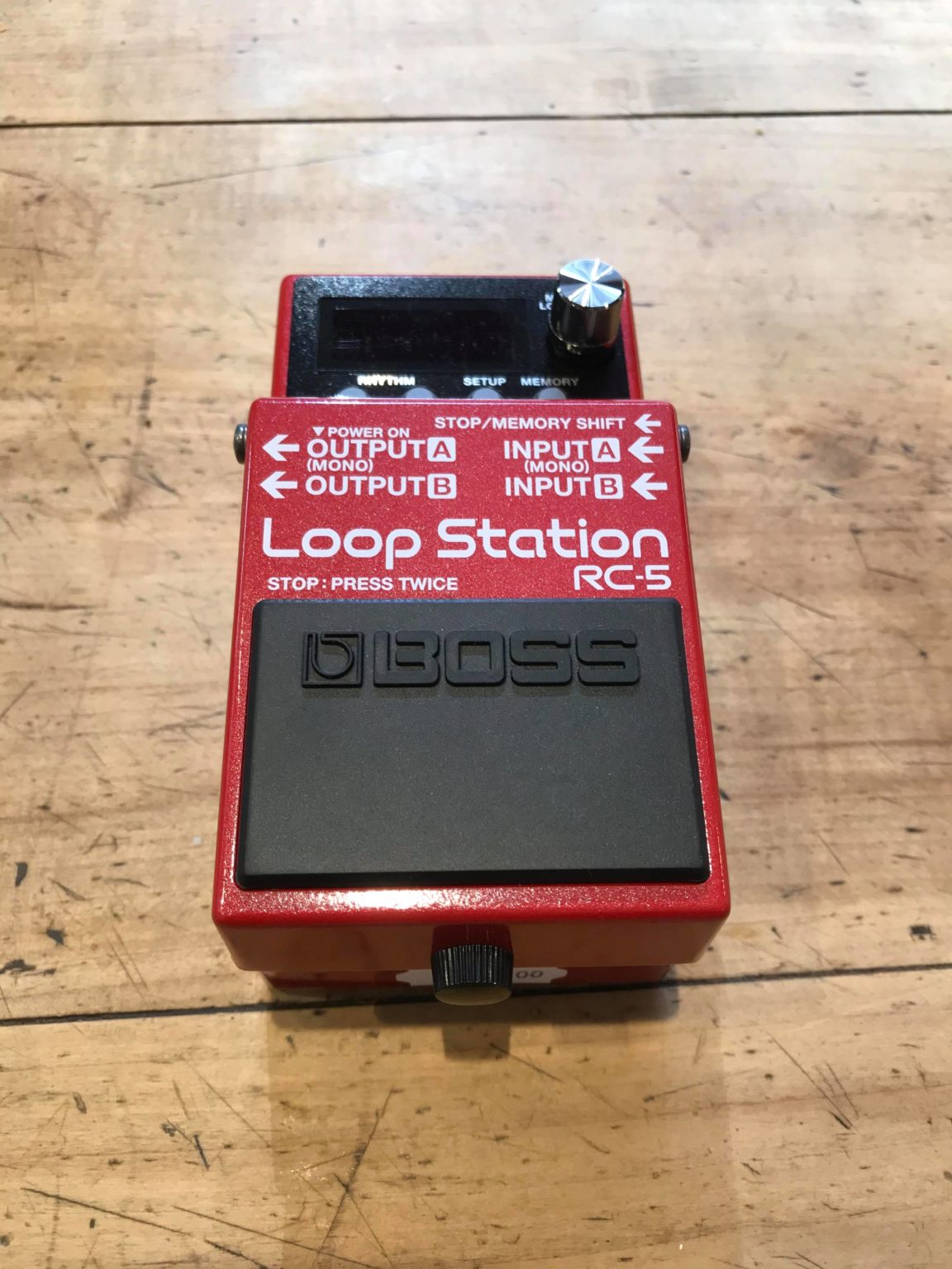 pédale de guitare rouge
