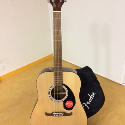 guitare acoustique marron clair