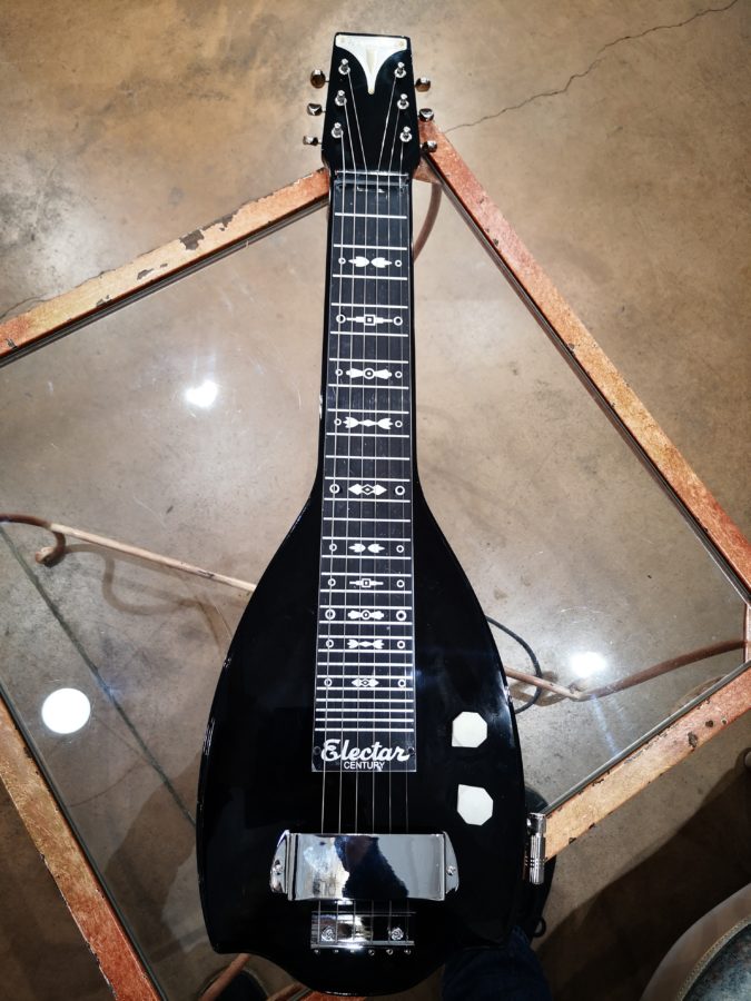 guitare noir posée sur table