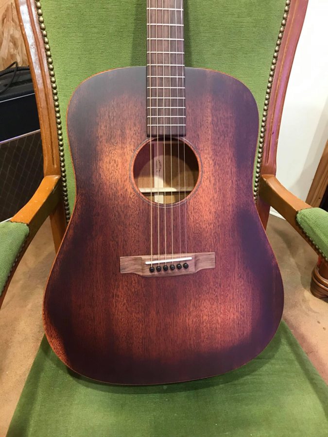 guitare acoustique marron