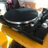 platine vinyle noire sur table jaune