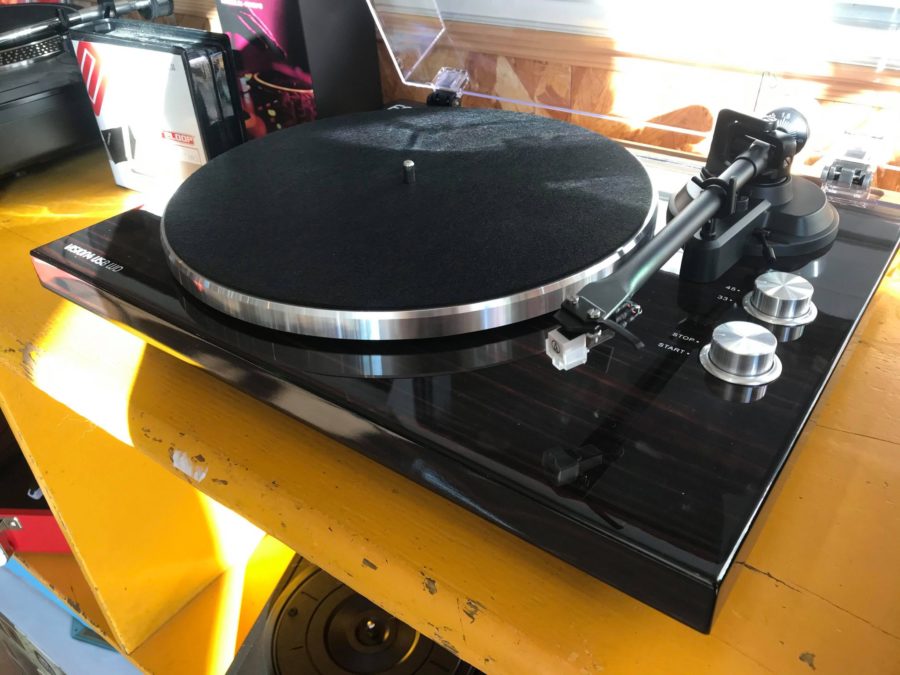 platine vinyle noire sur table jaune