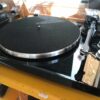 platine vinyle posée sur table jaune