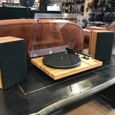 platine vinyle posée sur table noire
