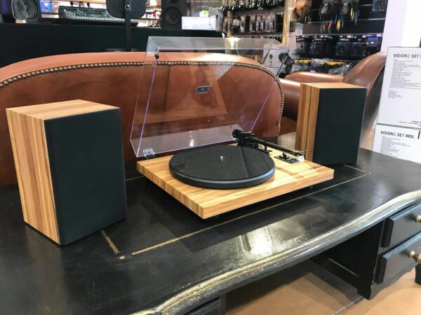 platine vinyle posée sur table noire