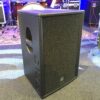 Enceinte noire posée sur moquette grise