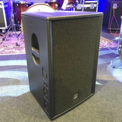 Enceinte noire posée sur moquette grise