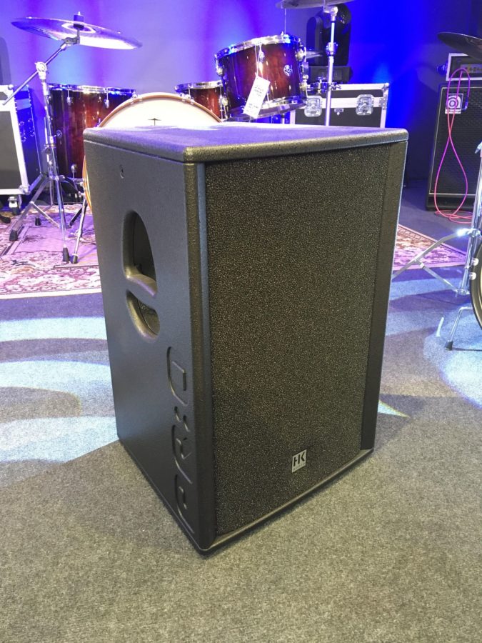 Enceinte noire posée sur moquette grise