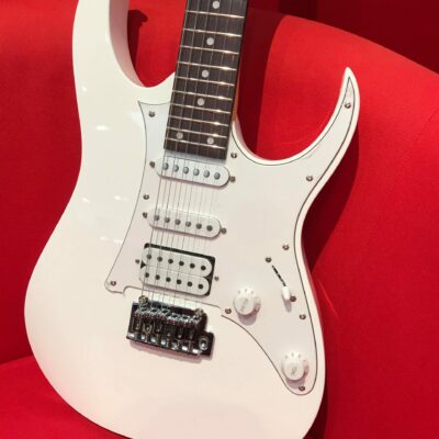 guitare électrique blanche