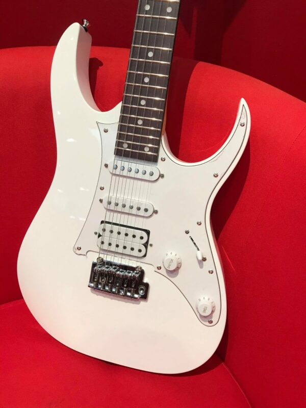 guitare électrique blanche