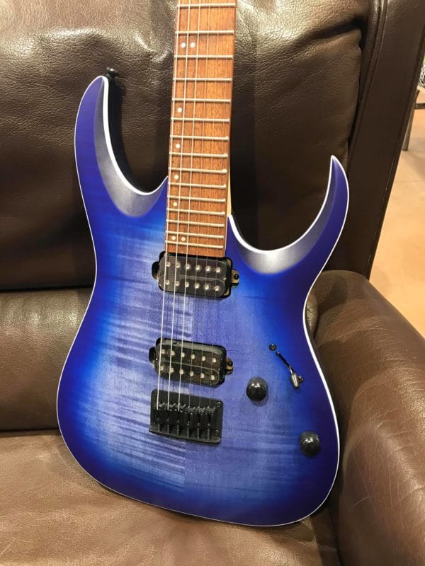 guitare électrique bleue