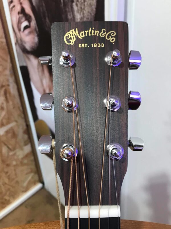 tête de guitare acoustique marron