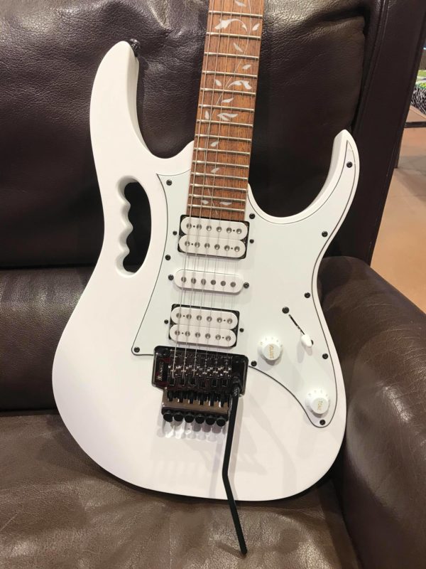 guitare électrique blanche