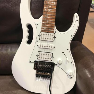 guitare électrique blanche