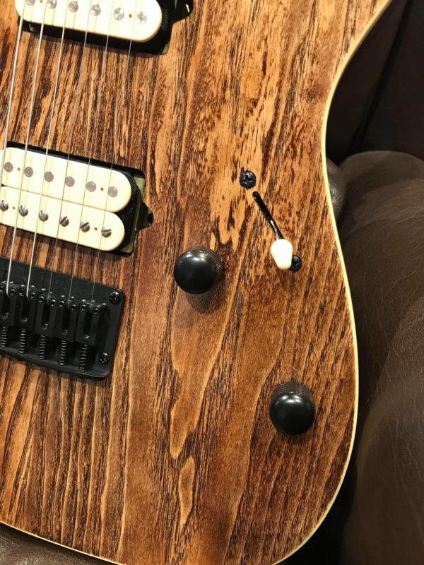 guitare électrique marron avec bouton blanc