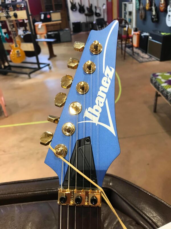 tête de guitare bleue