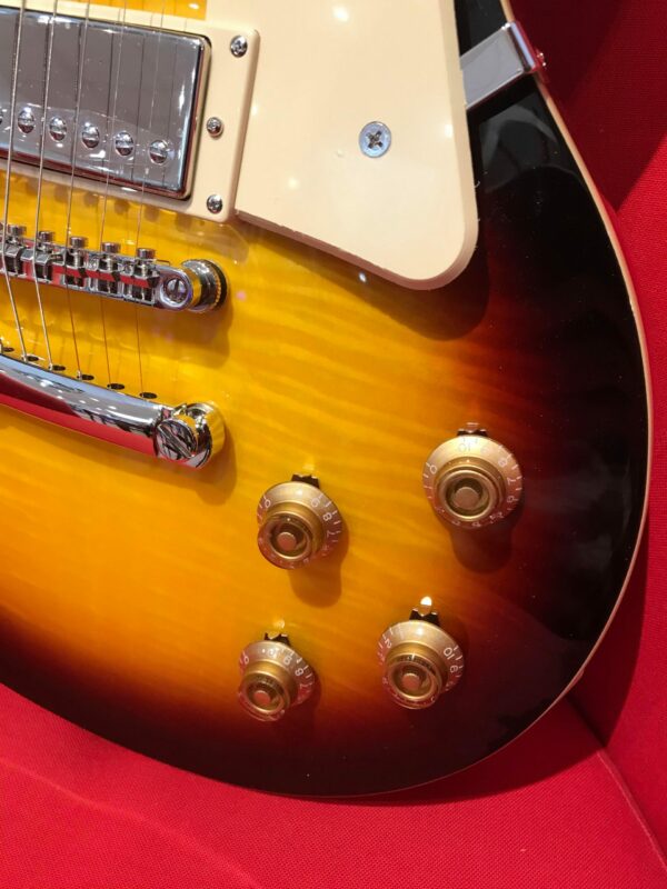 corps de guitare avec boutons dorés