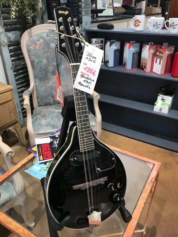 mandoline noire posée sur table transparente
