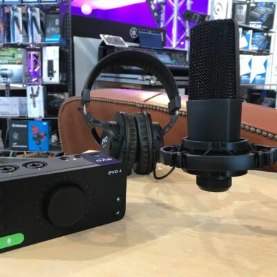 micro, casque et carte son noirs