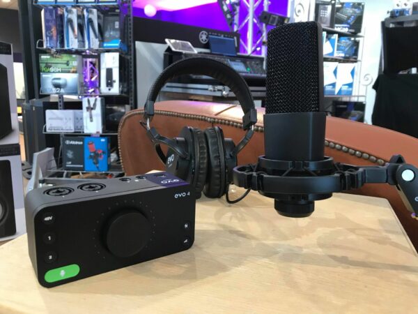 micro, casque et carte son noirs