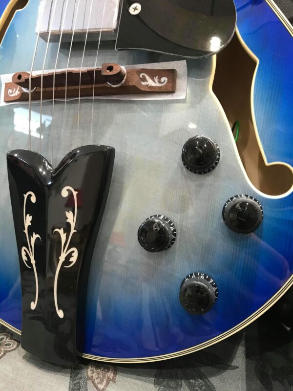 corps de guitare bleue