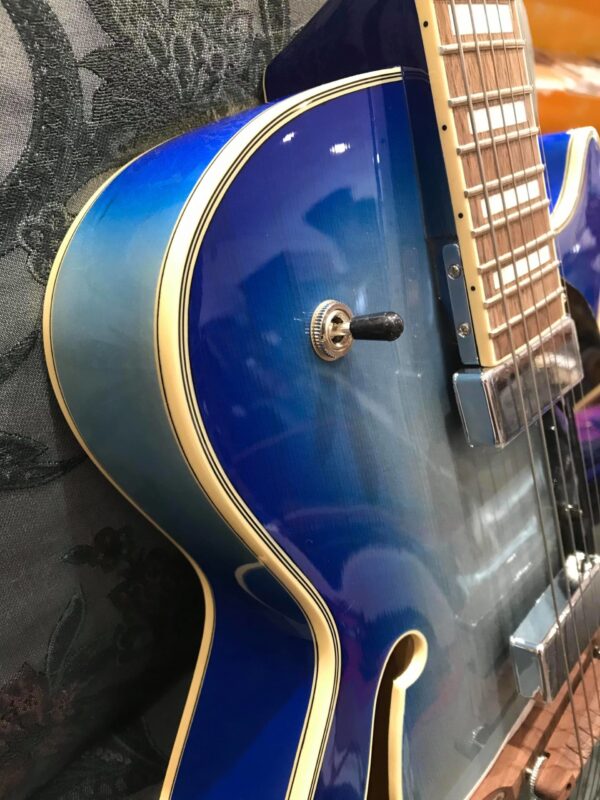 côté de guitare bleue