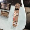 boutons argentés guitare électrique bleue