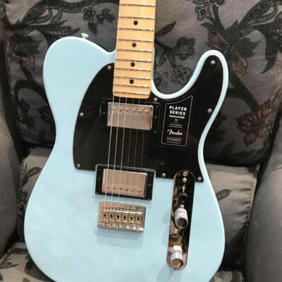 guitare électrique bleue