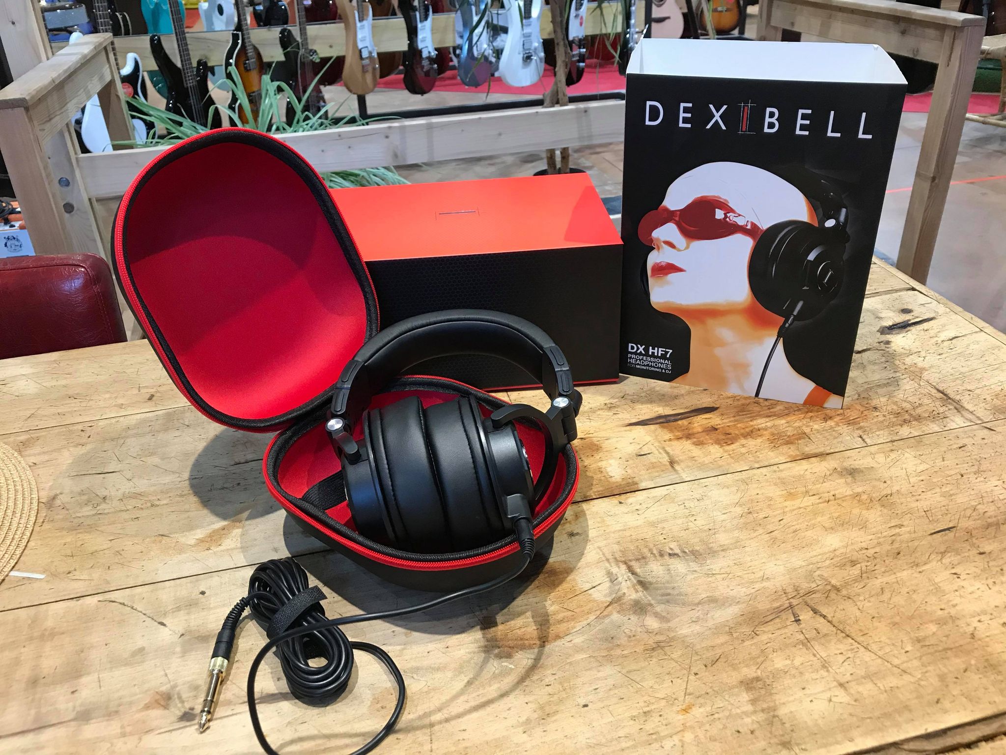 casque noir posé sur table bois