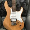 guitare beige claire et blanche