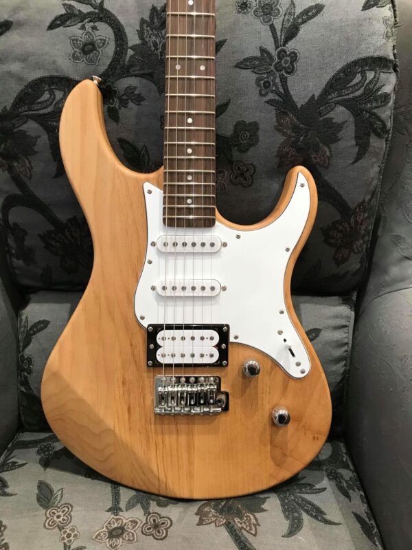 guitare beige claire et blanche