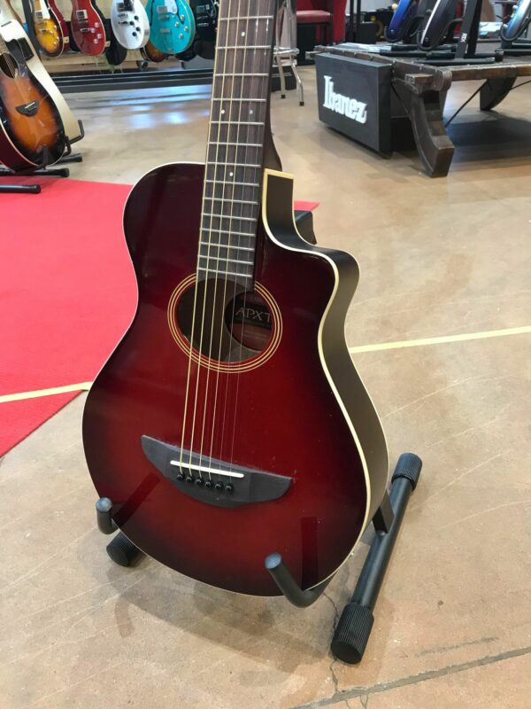 Guitare acoustique rouge