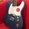 guitare électrique bleue et blanche