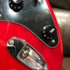boutons noirs de guitare rouge électrique