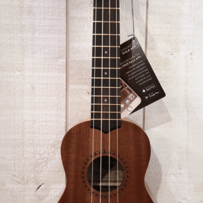 petite guitare marron accrochée