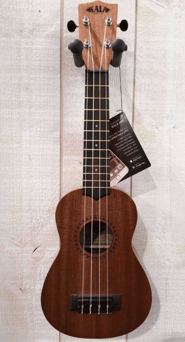 petite guitare marron accrochée