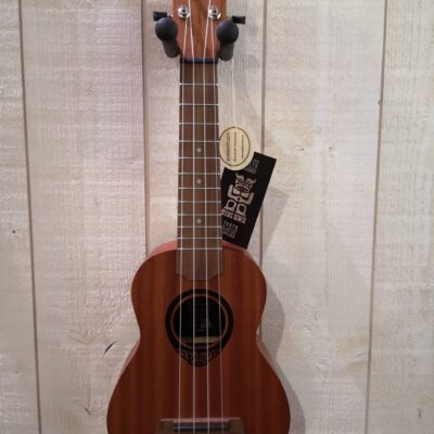 petite guitare marron accrochée