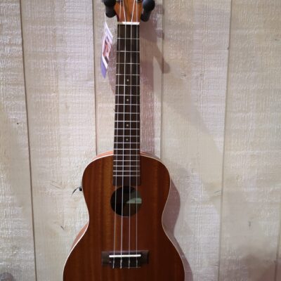 petite guitare accrochée