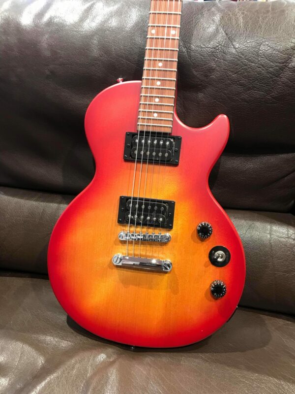guitare électrique rouge et orange