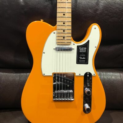 guitare électrique blanche et orange