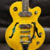 guitare électrique jaune posée sur canapé