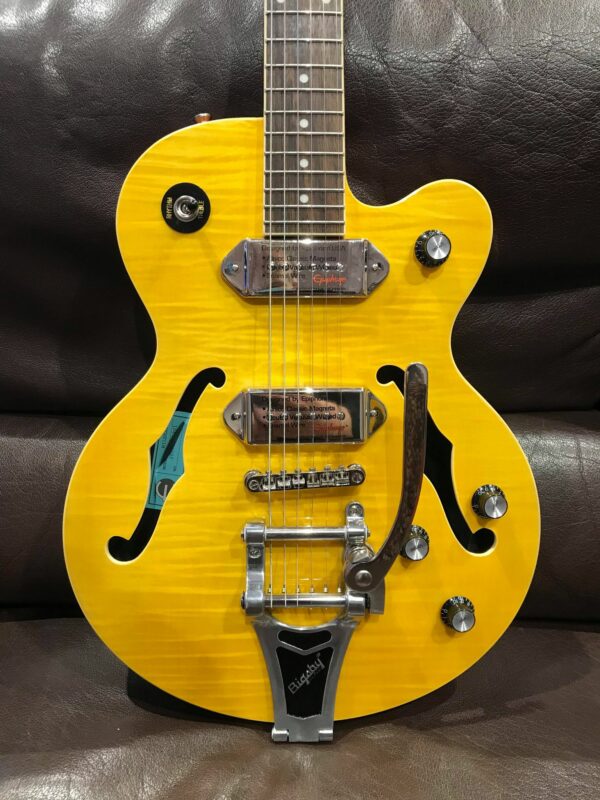 guitare électrique jaune posée sur canapé