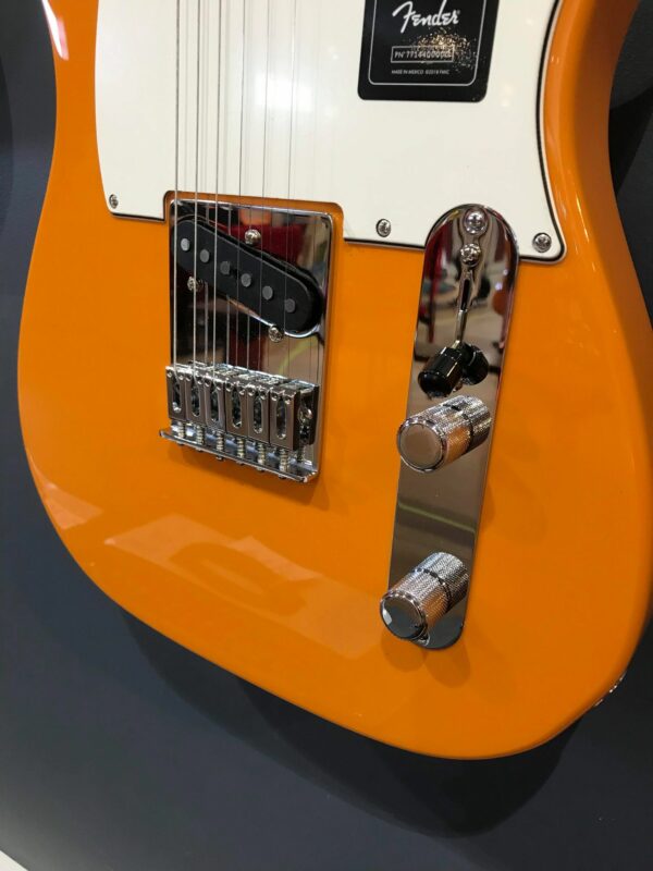 guitare électrique blanche et orange