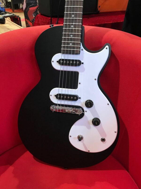 guitare électrique noire et blanche