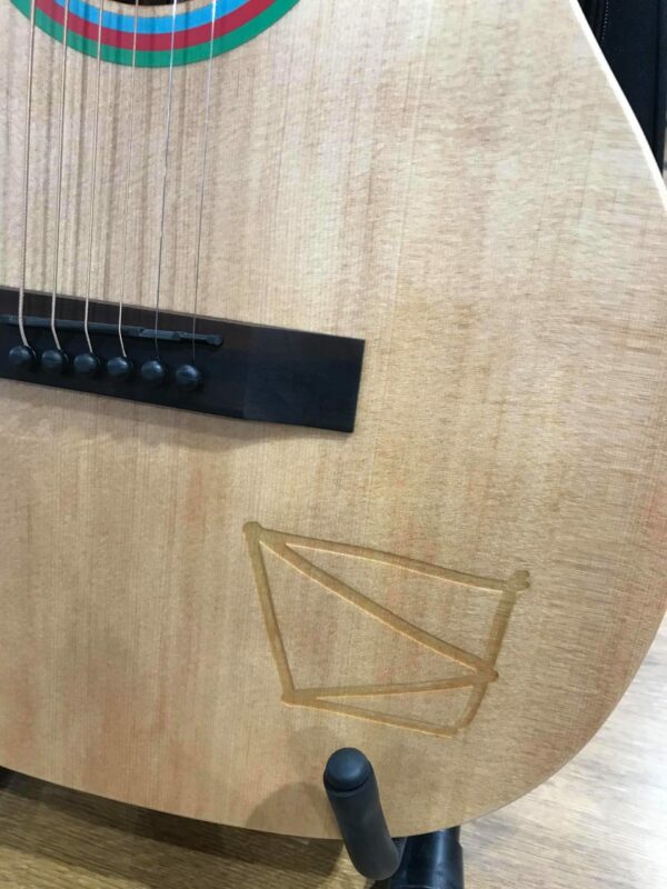 logo Vianney sur guitare