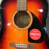 côté de guitare acoustique orange