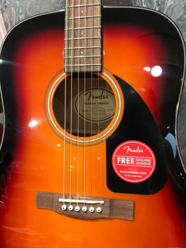 côté de guitare acoustique orange